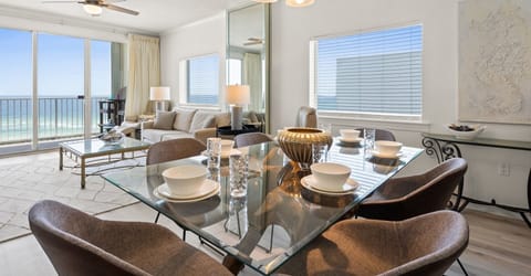 Dining Area - Enjoy your favorite meals with the family at this table for 6.