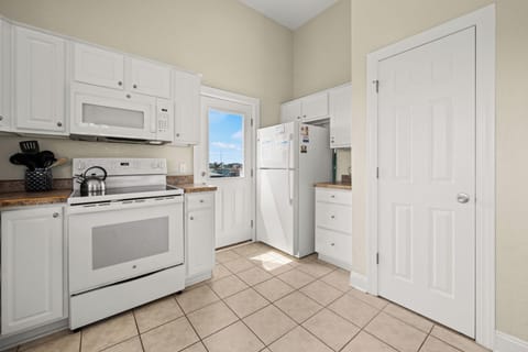 Full-size fridge, microwave, oven, stovetop