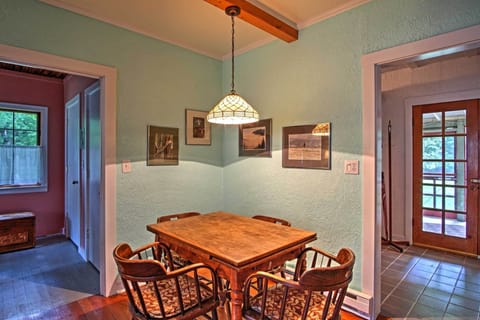 Dining Area | Dishes & Flatware Provided