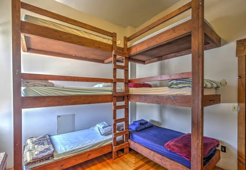 4 bedrooms, desk, internet, bed sheets