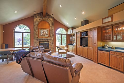 Living Room | Step-Free Access | Free WiFi | Gas Fireplace