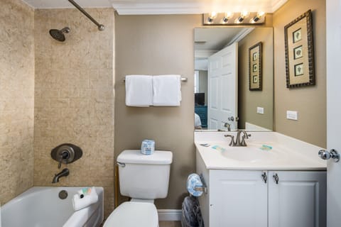 Combined shower/tub, towels