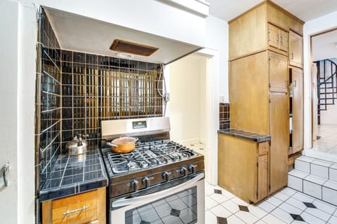 Butler's Pantry | Stove/Oven | 1st Floor