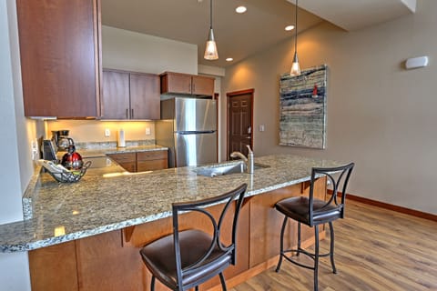 Kitchen | Ice Maker | Trash Bags & Paper Towels