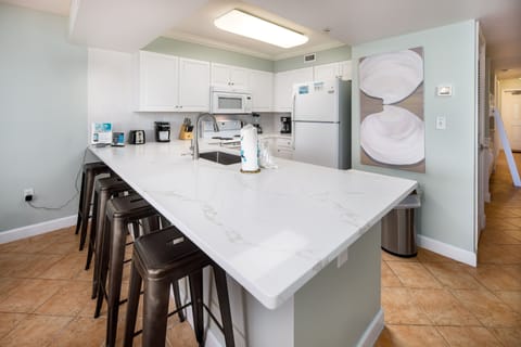 Kitchen - Seating for four at the kitchen island