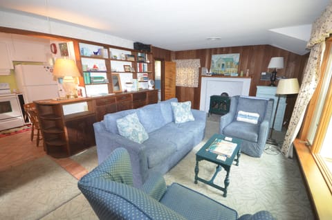 Cozy waterfront cottage in Northport. Easy walk to downtown. House in Northport