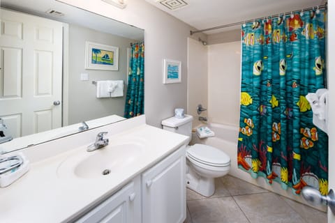 Combined shower/tub, towels