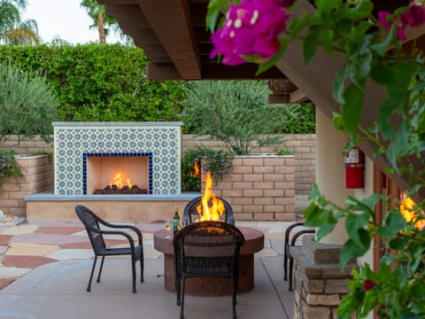 Fire feature for enjoying evenings in the desert