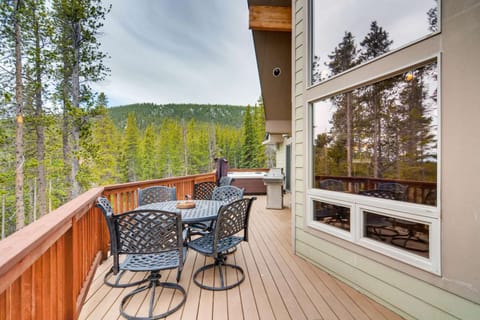 Enjoy New Large 8-Person Hot Tub and Dine Al Fresco with the Gas Grill - Out Door Music Speakers