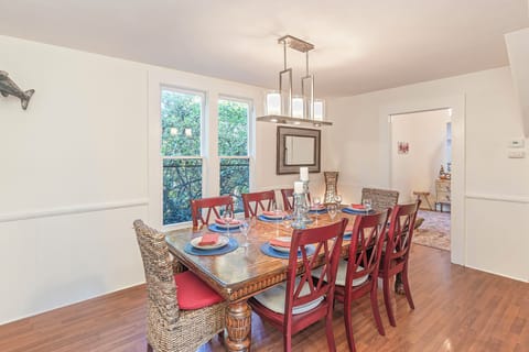 Dining Room Seats 8 Guests