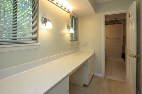 Combined shower/tub, hair dryer, towels