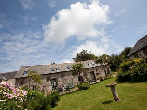 Dolly's Barn with off-road car parking