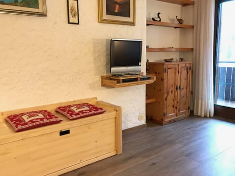 Apartment for rent in Madonna di Campiglio, living room with television