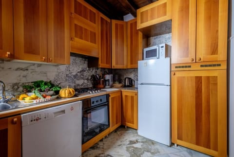 Private kitchen | Fridge, microwave, oven, stovetop