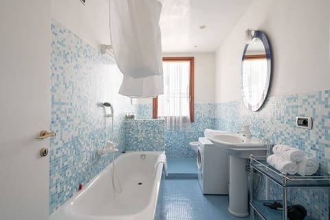 Bathroom | Combined shower/tub, hair dryer, bidet, towels