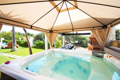 Indoor spa tub