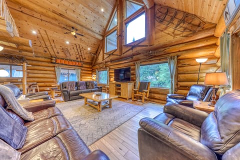 Great antique cabin at Timberline base with hot tub & dog-friendly attitude Cabin in Clackamas County
