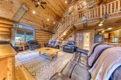 Great antique cabin at Timberline base with hot tub & dog-friendly attitude Cabin in Clackamas County