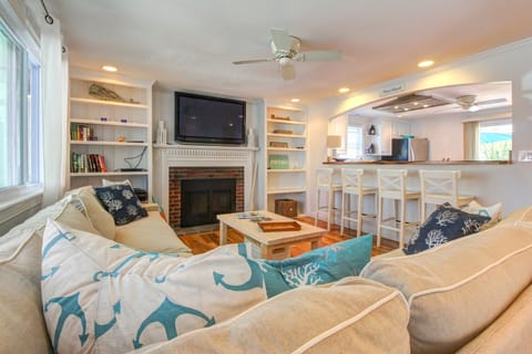 Cottage Charm with All The Updates - Close to the Beach House in Newburyport