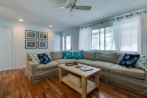 Cottage Charm with All The Updates - Close to the Beach House in Newburyport