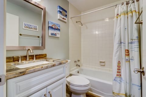 Combined shower/tub, hair dryer, towels