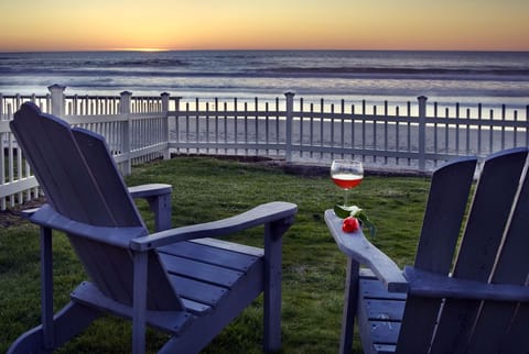 Right on the beach - Private 7 stairs to the sandy beach.  Great for beachfires, flying kites, building sandcastles and wave jumping, don't forget the agates and sea glass.