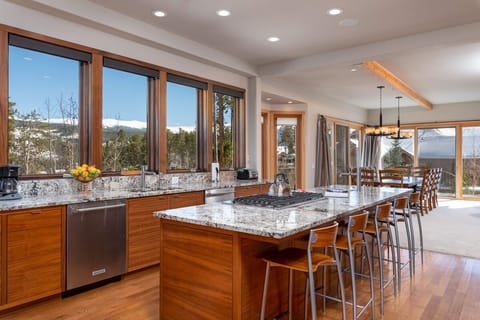 A gorgeous open kitchen awaits your next vacation at Eagle Wind Lodge!