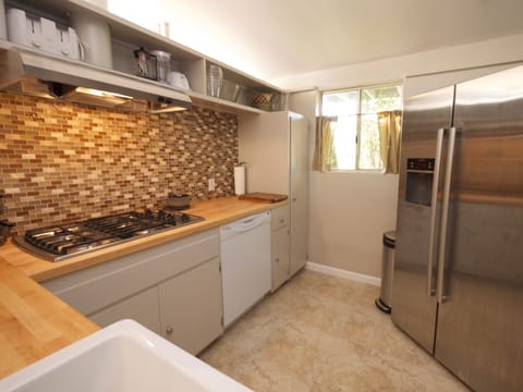 Modern and Bright Kitchen