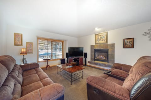 Living area | TV, fireplace, DVD player, video library