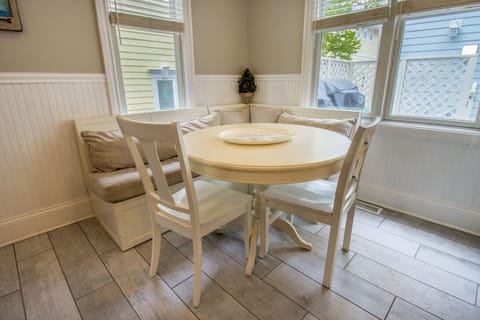 Main Level | Breakfast Nook
