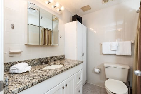 Combined shower/tub, towels