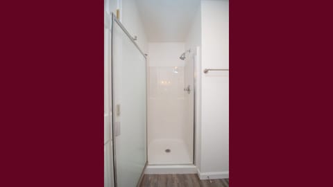 Combined shower/tub, towels