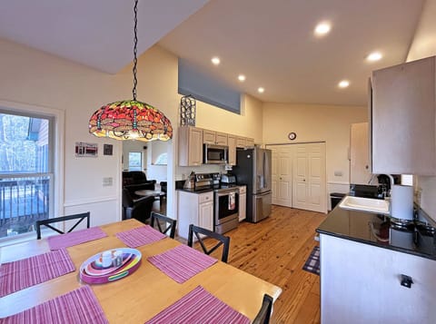 Kitchen/Dining Area - Kitchen is well stocked for home cooking!
