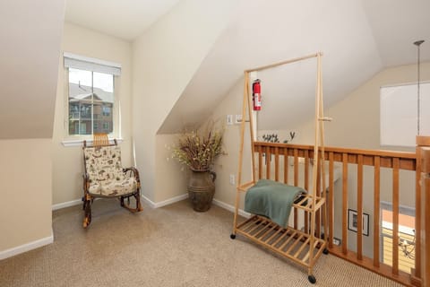 Upper floor loft with queen bed