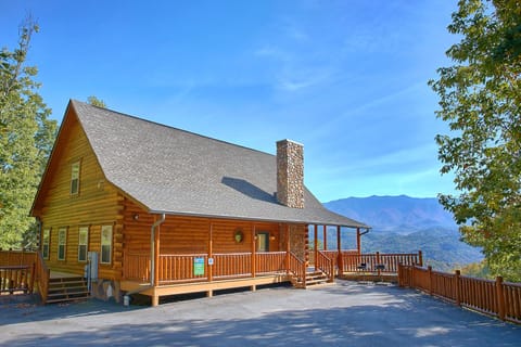 Beautiful 5 Bedroom cabin in Gatlinburg - Splash Mansion has the luxury package all of your guests will cherish, just 3 miles to Downtown Gatlinburg. Short Uber ride away, but private from any neighbors! You'll want to book this early, with its amazing views, heated indoor pool, and aspen log beds! Splash Mansion is one of the top log homes in the South! Book today!