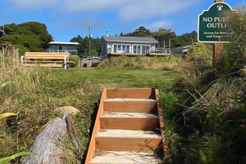 Oceanfront cottage with hot tub, beach access, fireplace & WiFi - Dog ...