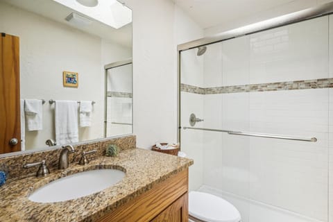 Combined shower/tub, towels