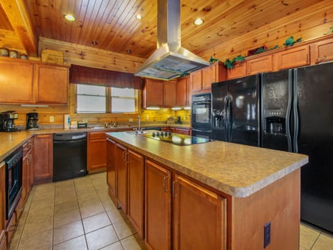 Kitchen – 2 Refrigerators, 2 Ovens, 2 Coffee Makers – Cooking for Up to 28 People