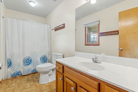 Combined shower/tub, towels