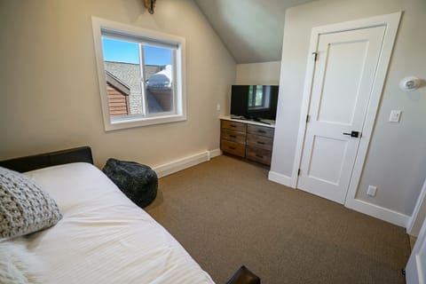 1 bedroom, iron/ironing board, internet, bed sheets