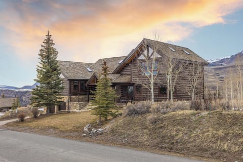 1.01-front-exteriors-lodge-on-the-point- (4)