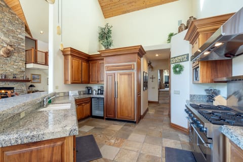 3.3-lodge-point-mountain-village-kitchen1