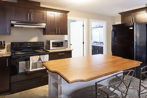 Enjoy meals or conversation at the counter with stools. 