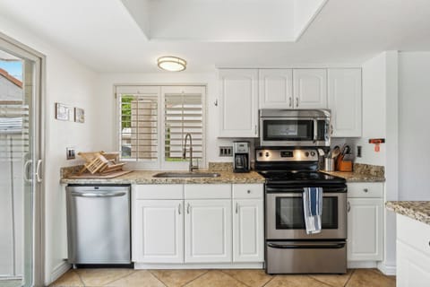 Fully stocked kitchen with all the essentials!
