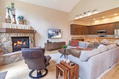 Living area | Flat-screen TV, fireplace, DVD player