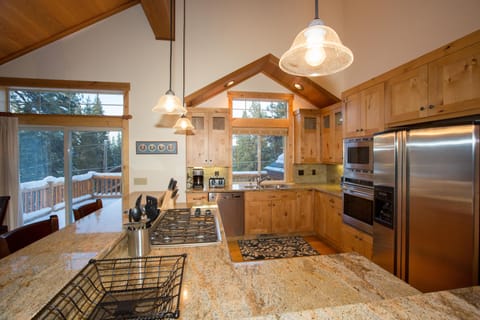 Merry Muhlebach at Tahoe Donner - MONTHLY RENTAL - Private hot tub and HOA access House in Truckee