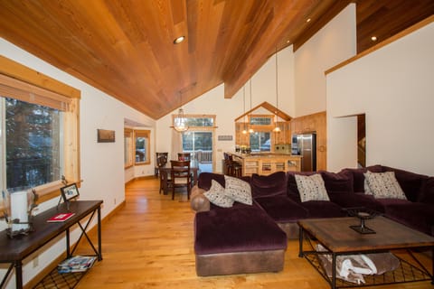 Muhlebach - Tahoe Donner 4 BR w \/ Hot Tub e HOA Pool & Fitness Center Casa in Truckee