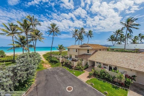 Place in Paradise with pathway to the beach! - Located at the end of a private lane, Place in Paradise is beach front on beautiful Kailua Beach.