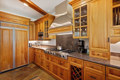 1.01-kitchen-room-pine-meadows-138-