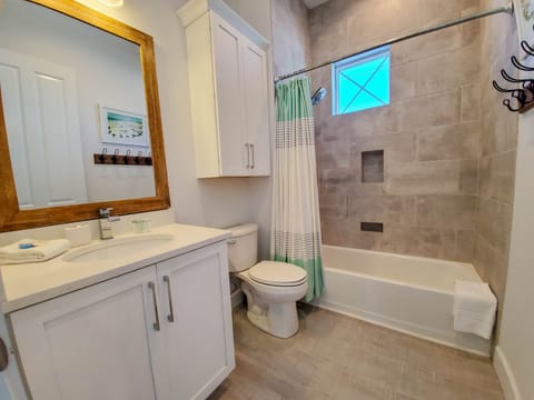 Combined shower/tub, towels